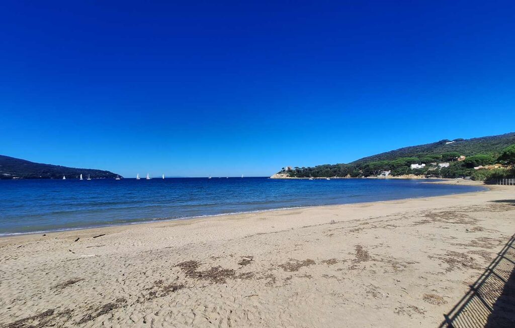 Il golfo di Procchio, la Guardiola e la spiaggia di Campo all'Aia