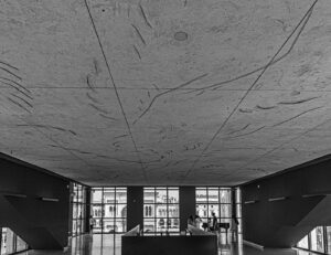 Il "Soffitto spaziale" realizzazione di Lucio Fontana del 1956, creata per la sala da pranzo dell'Hotel del Golfo a Procchio, Isola d'Elba